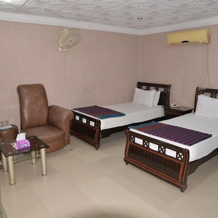 Step Inn Hotel Sukkur Экстерьер фото