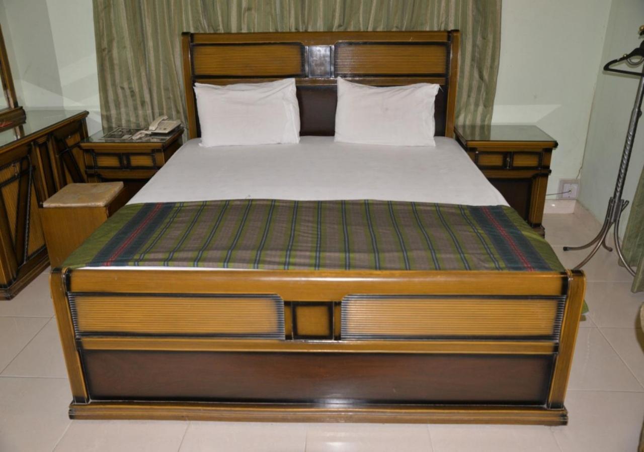 Step Inn Hotel Sukkur Экстерьер фото